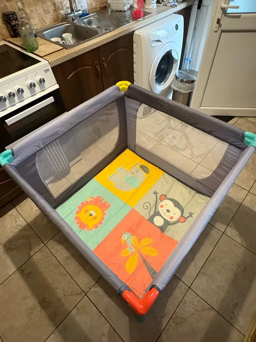 Baby bouncers and travel cot - Image 1
