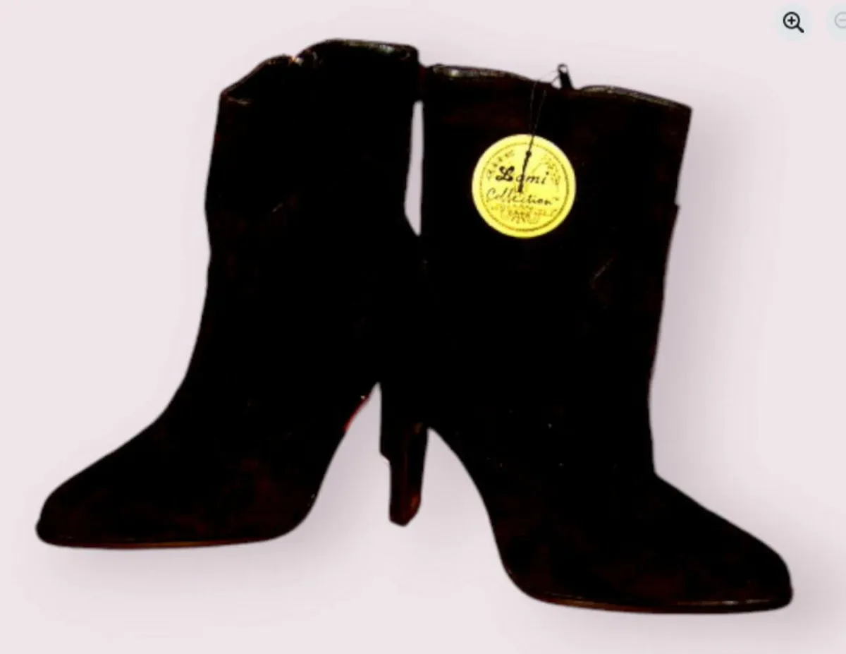 BNWT 'Harrods In Store' Boots - Image 2