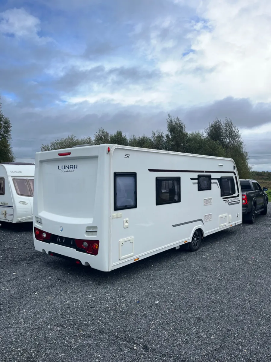 Lunar 4 Berth Fixed Island Bed Caravan - Image 3