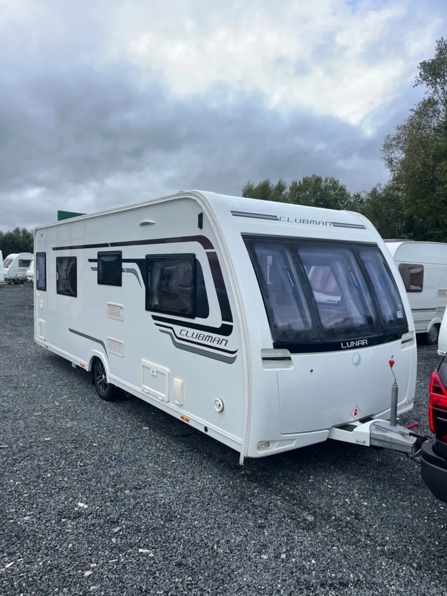 Lunar 4 Berth Fixed Island Bed Caravan - Image 4