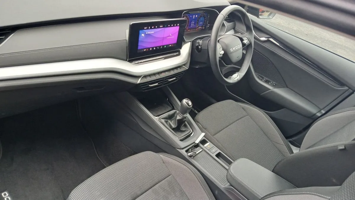 Skoda Octavia Selection 2.0tdi 115HP  rear View C - Image 3