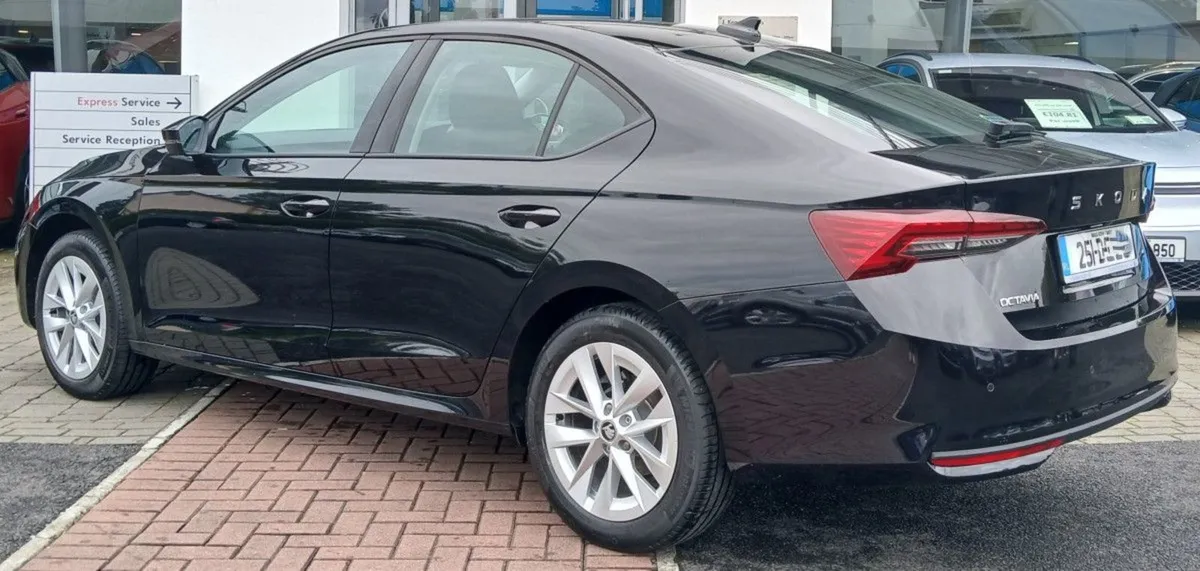 Skoda Octavia Selection 2.0tdi 115HP  rear View C - Image 4