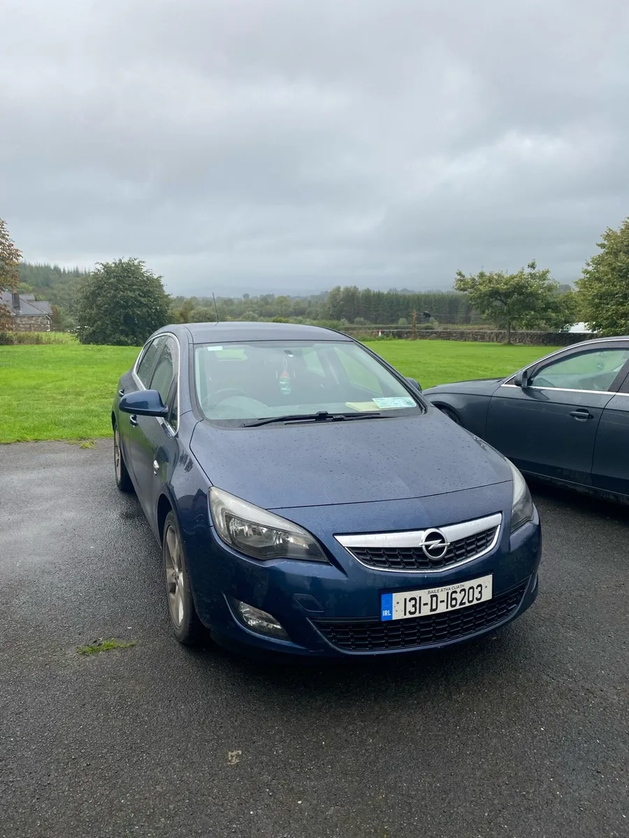 Opel Astra car - Image 1