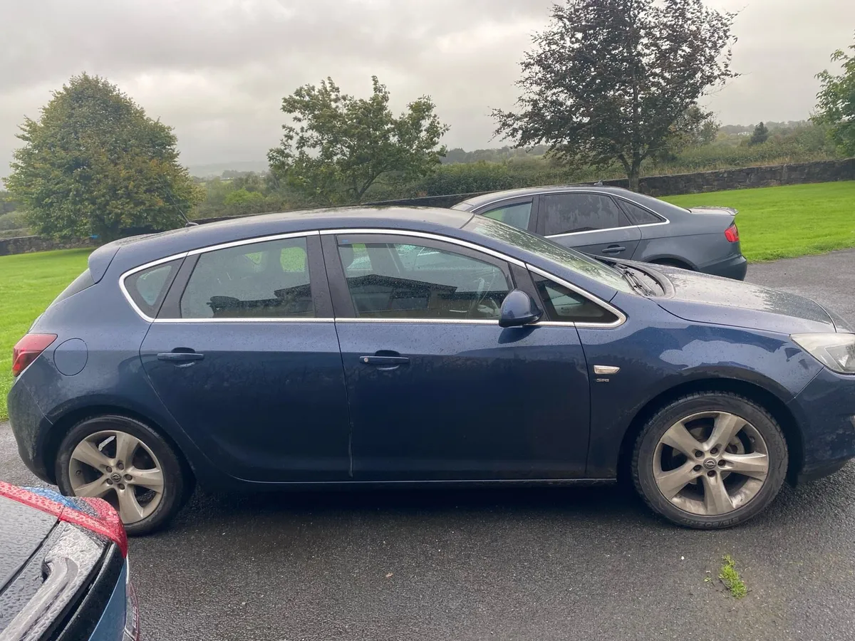 Opel Astra car - Image 4