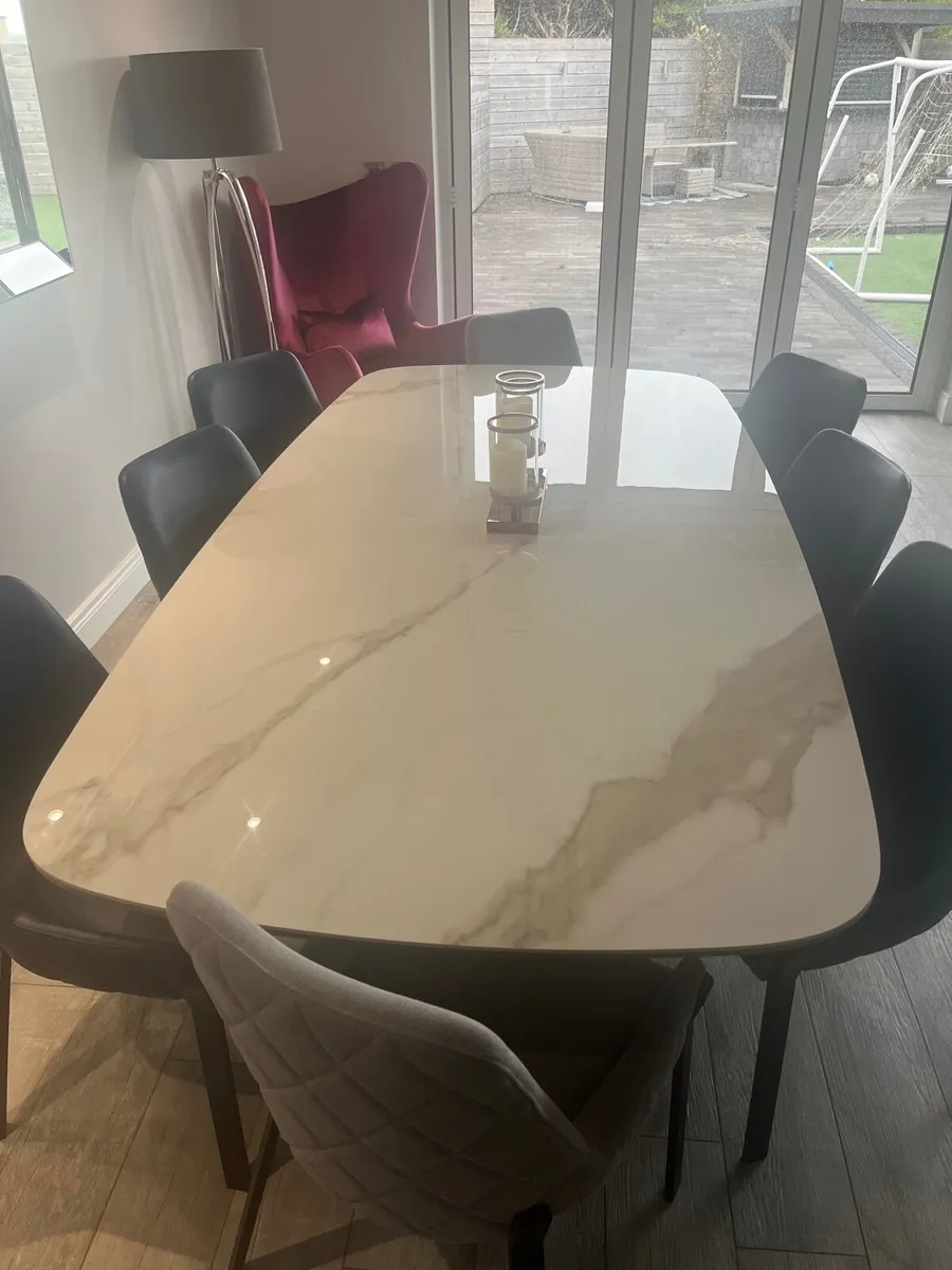 Dining table and chairs - Image 1