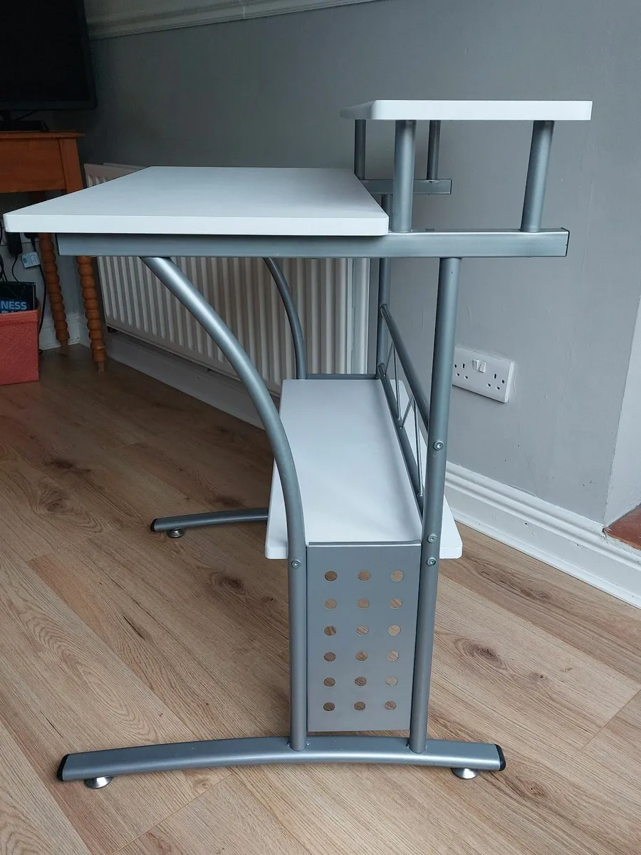 Computer/study desk and chair - Image 4