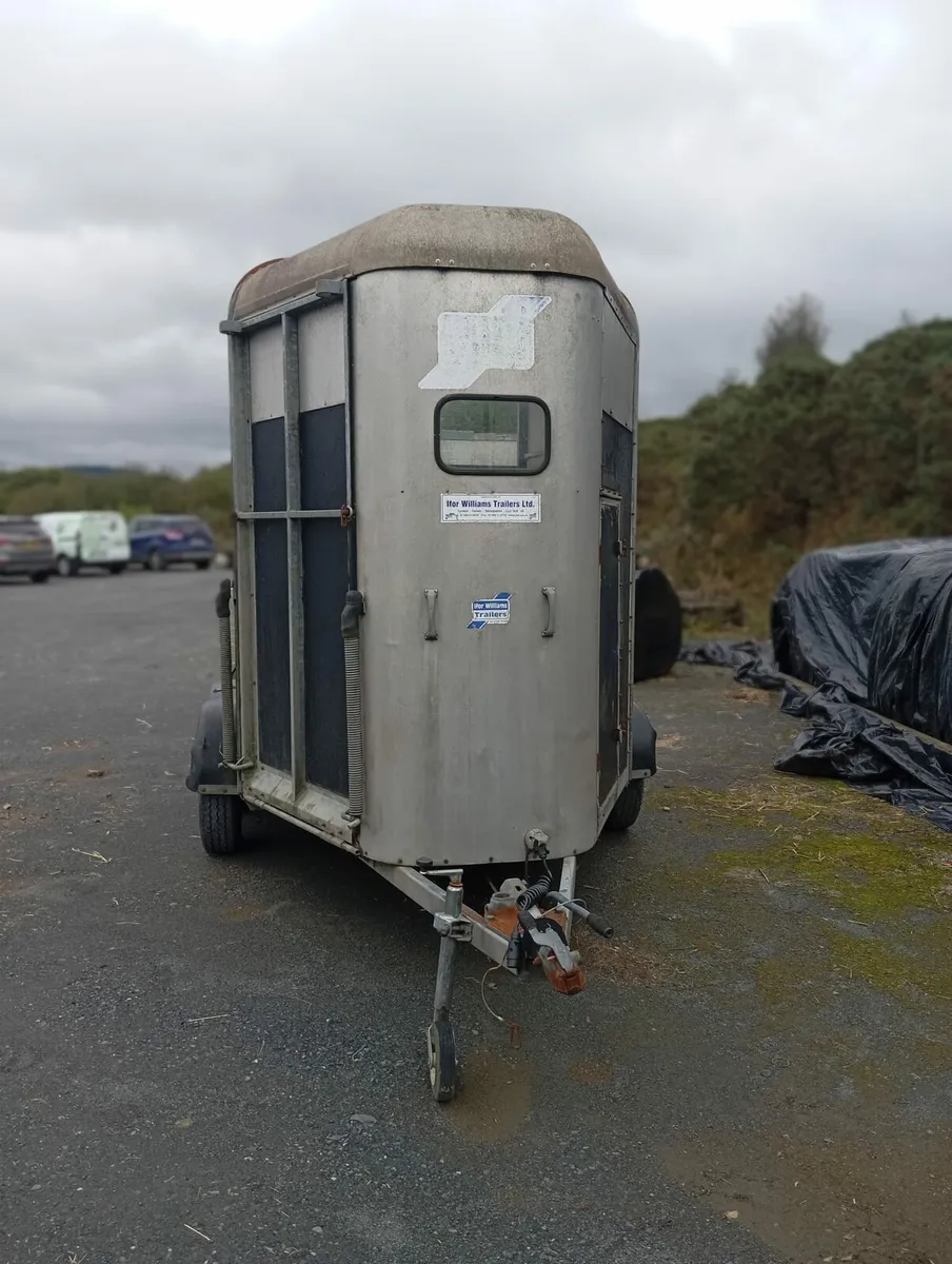 505 horse box - Image 1