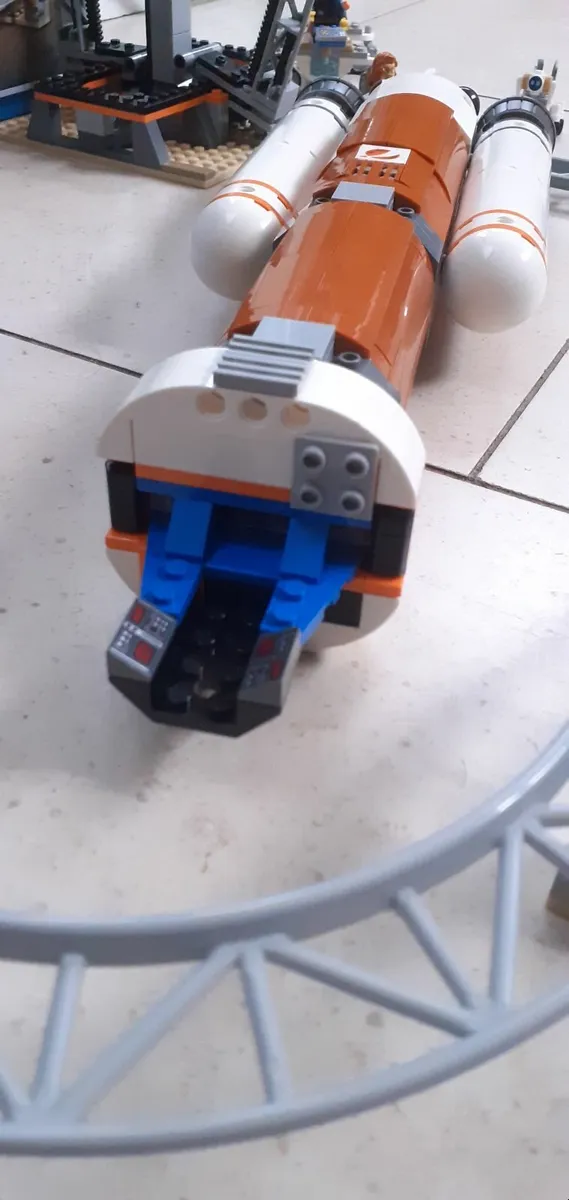 LEGO City | Deep Space Rocket and Launch Control - Image 4