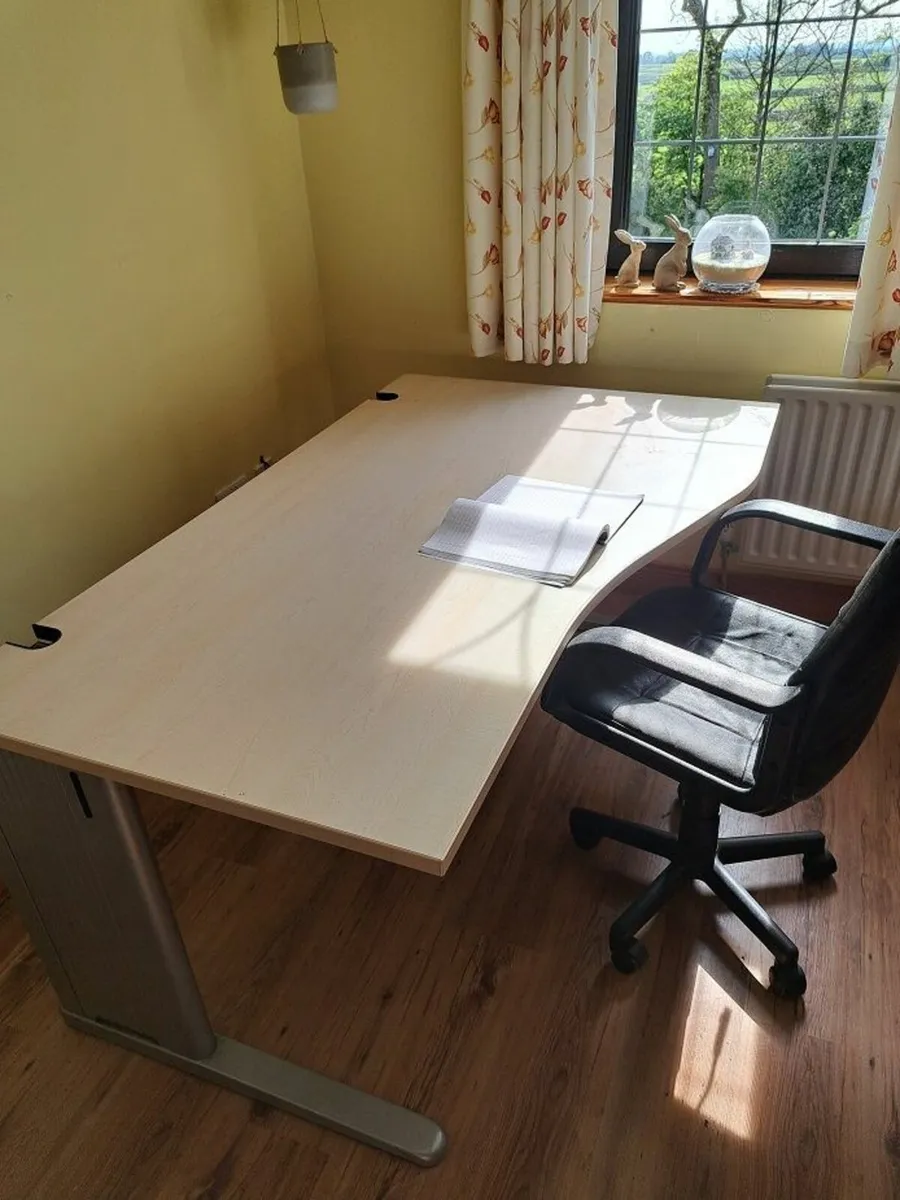 Office desk - Image 1