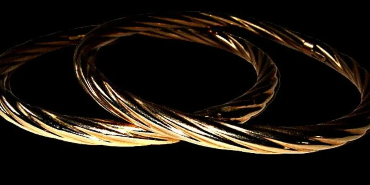 Pair of Vintage Hallmarked 9ct Gold Cable Bangles - Image 2