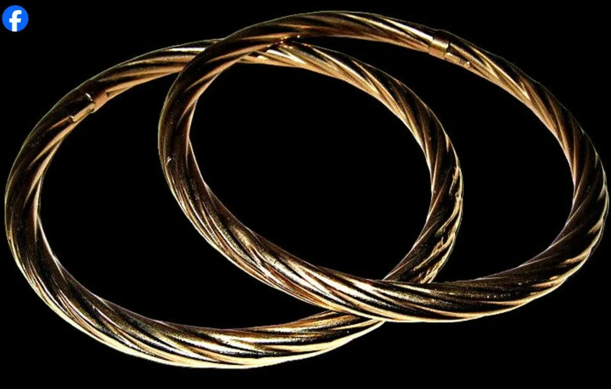 Pair of Vintage Hallmarked 9ct Gold Cable Bangles - Image 1