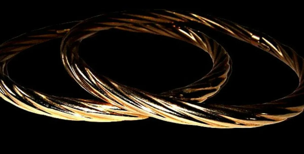 Pair of Vintage Hallmarked 9ct Gold Cable Bangles - Image 3