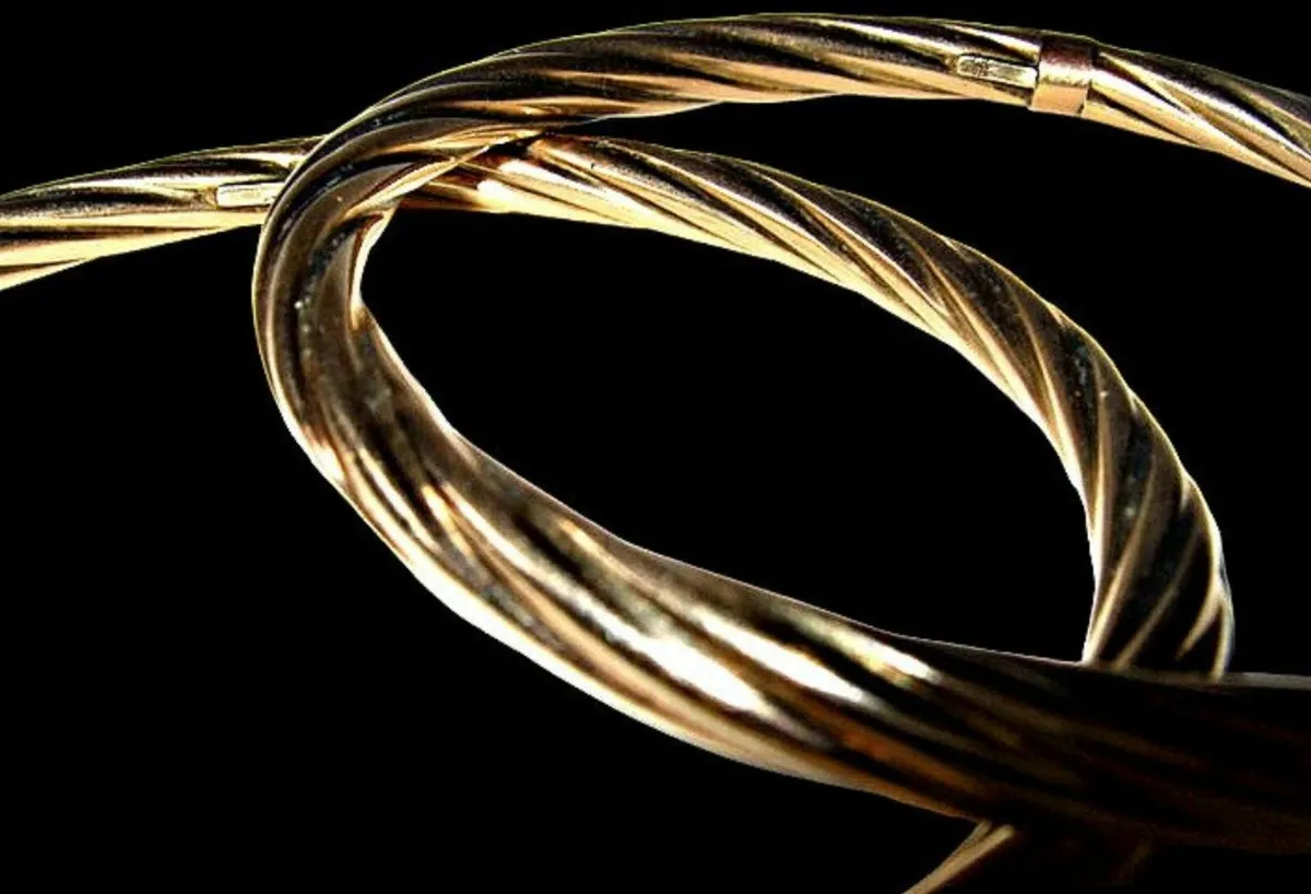 Pair of Vintage Hallmarked 9ct Gold Cable Bangles - Image 4