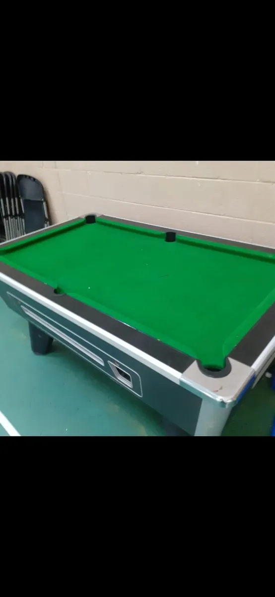 Pool table - Image 1