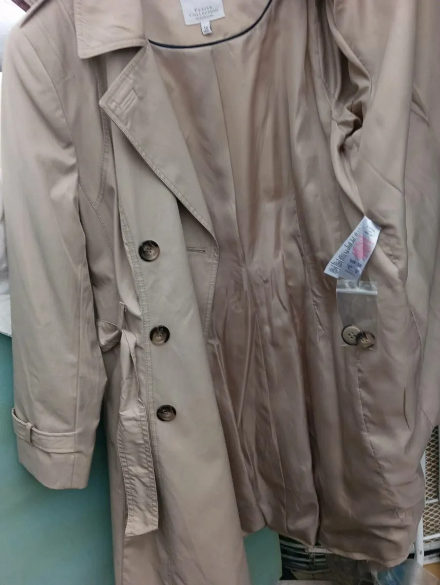 Beautiful creamy beige Mac - Image 2