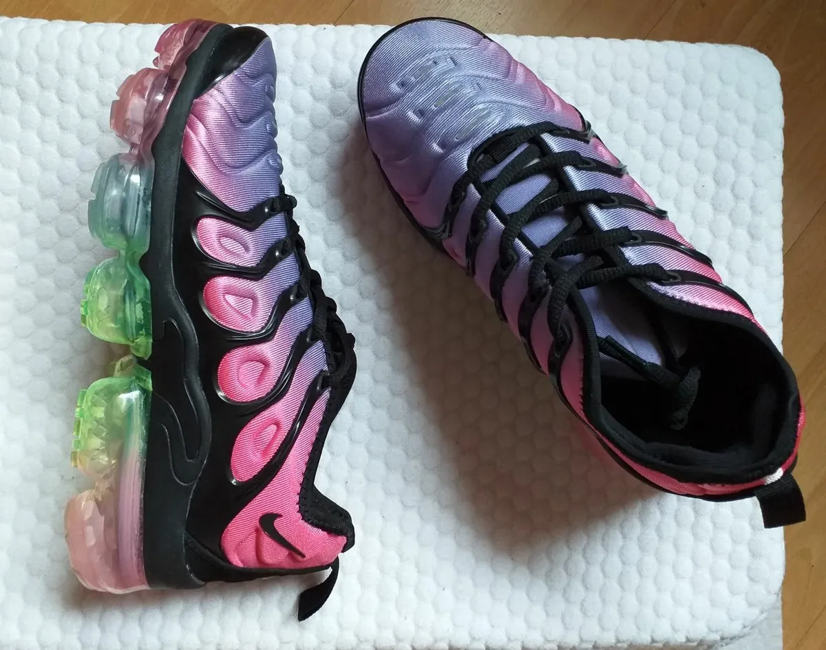 LADIES NIKE RAINBOW TRAINERS-SIZE4 /EU 37 - Image 2