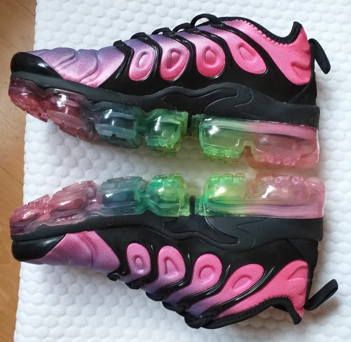 LADIES NIKE RAINBOW TRAINERS-SIZE4 /EU 37 - Image 3