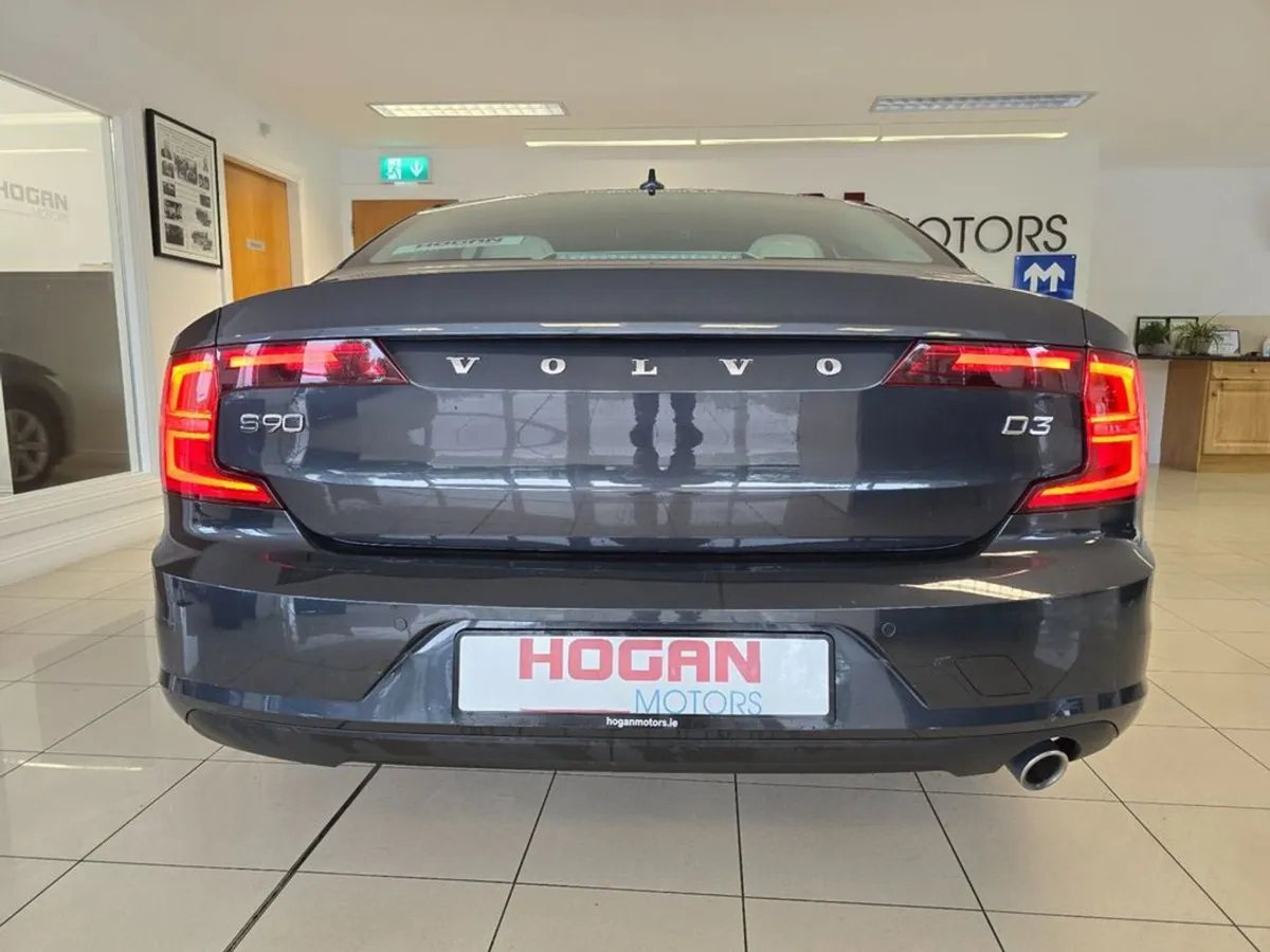 Volvo S90 D3 Momentum 4DR Saloon - Image 4