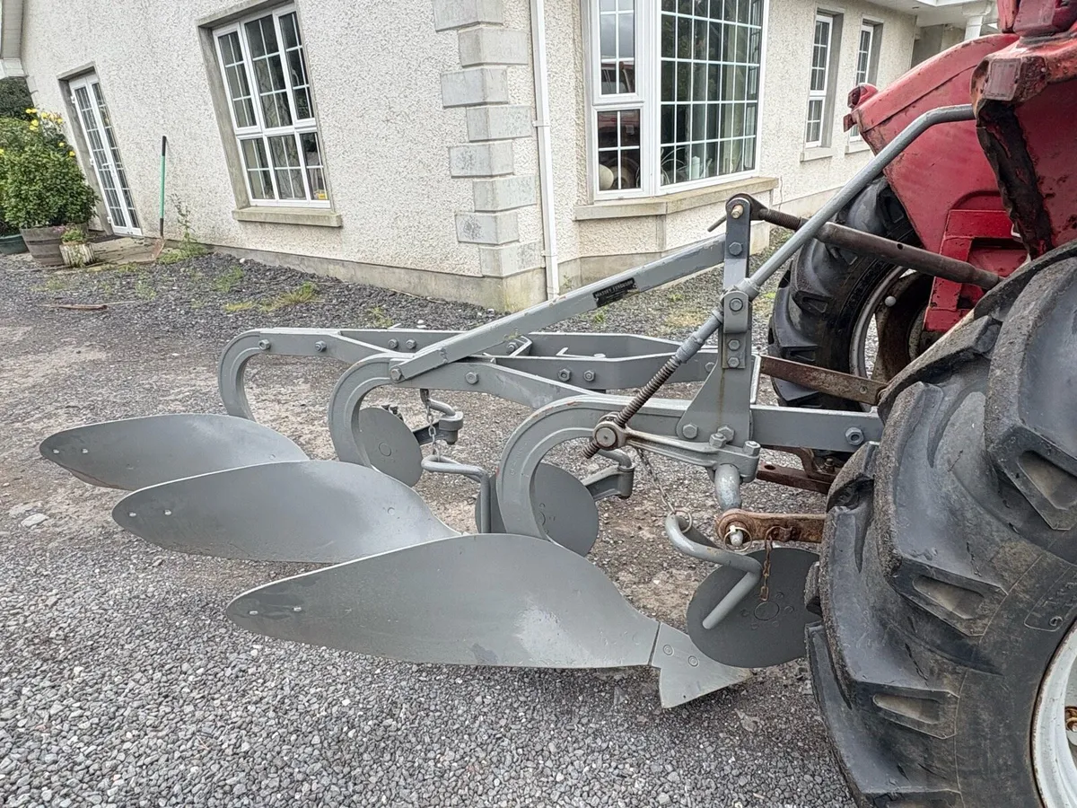 Massey Ferguson 793 3 furrow Plough - Image 1
