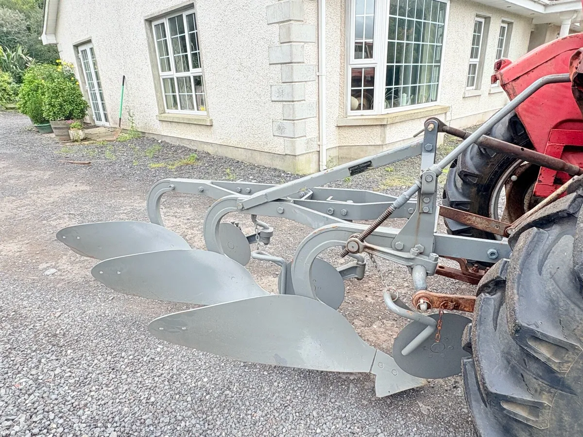 Massey Ferguson 793 3 furrow Plough - Image 4
