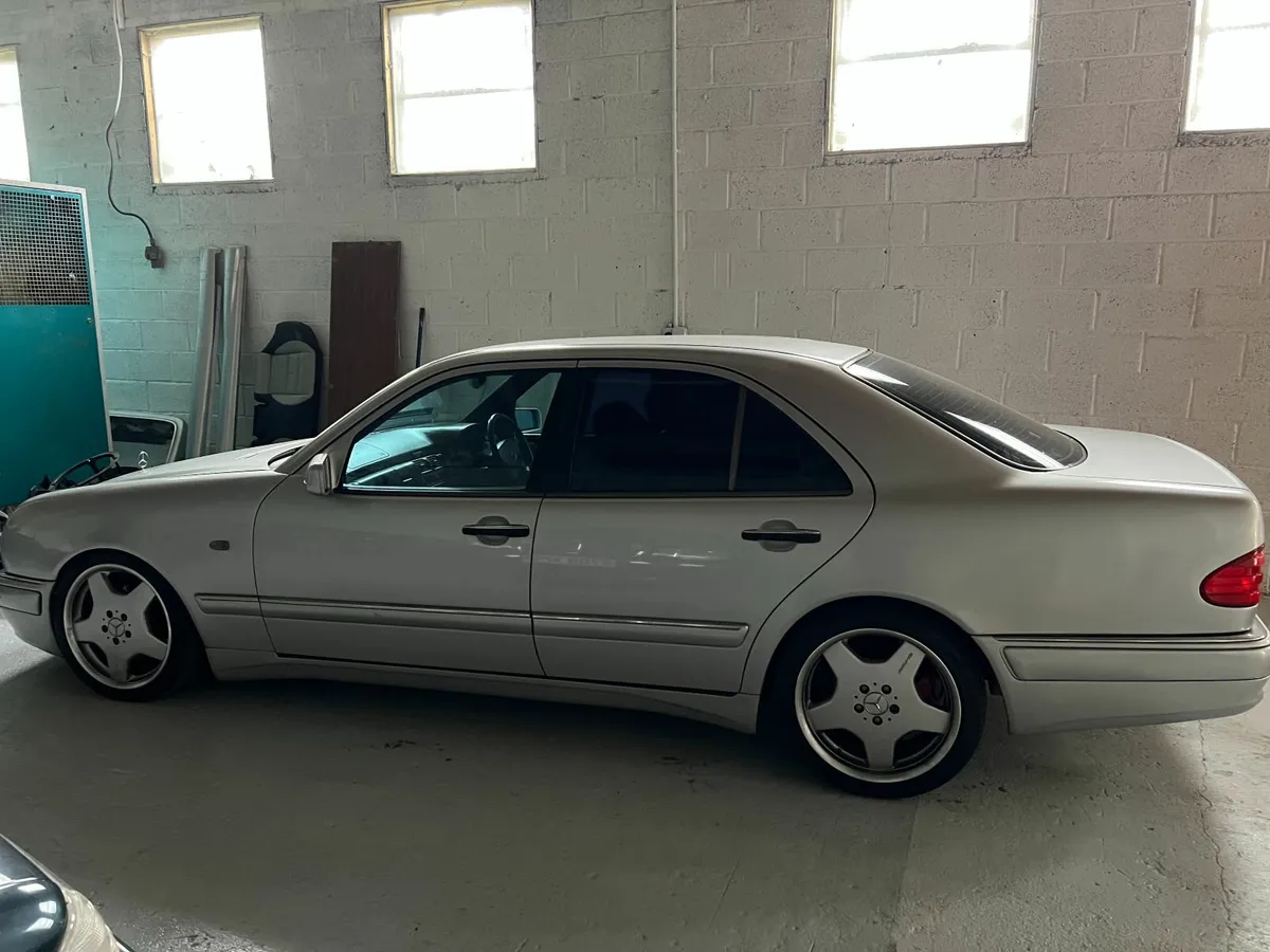 Mercedes E55 Amg 1998 - Image 2