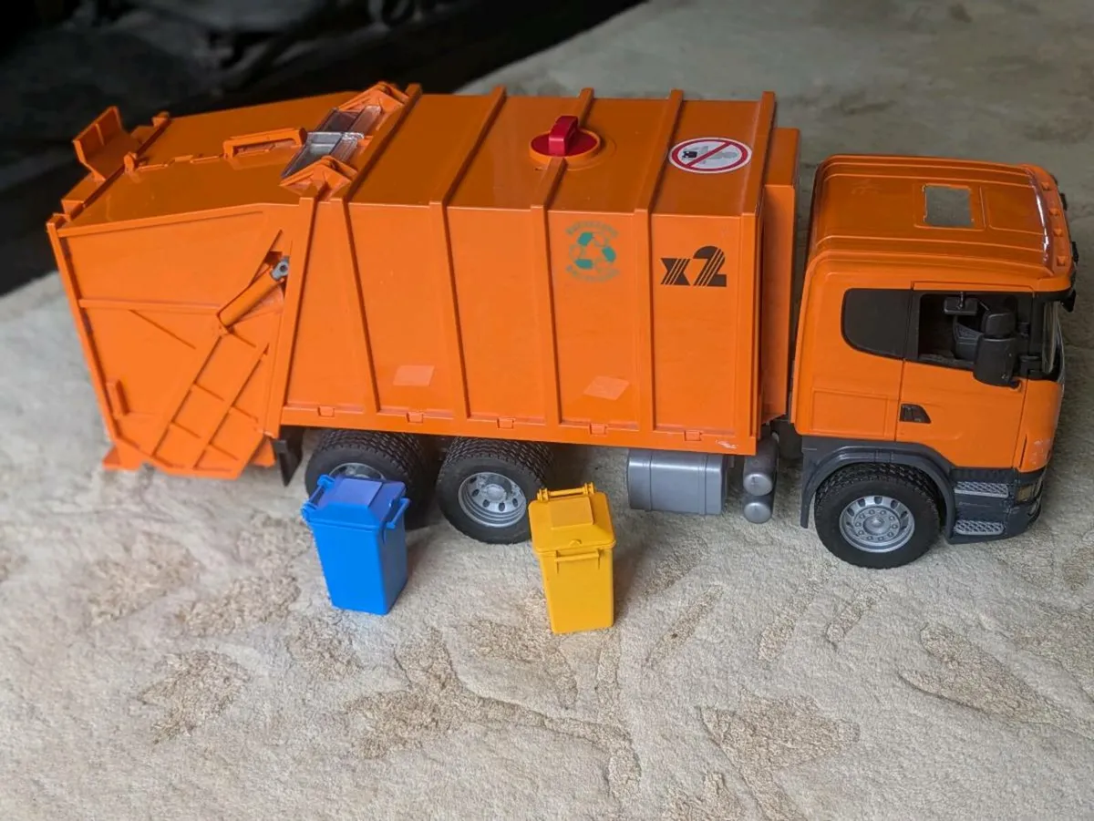 Bin lorry - Image 1