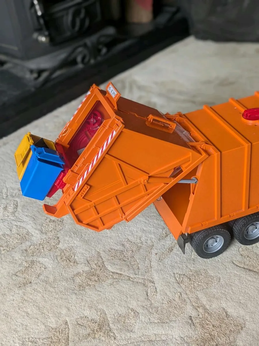 Bin lorry - Image 2