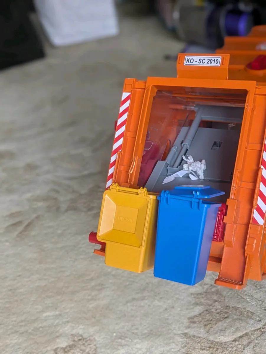 Bin lorry - Image 3