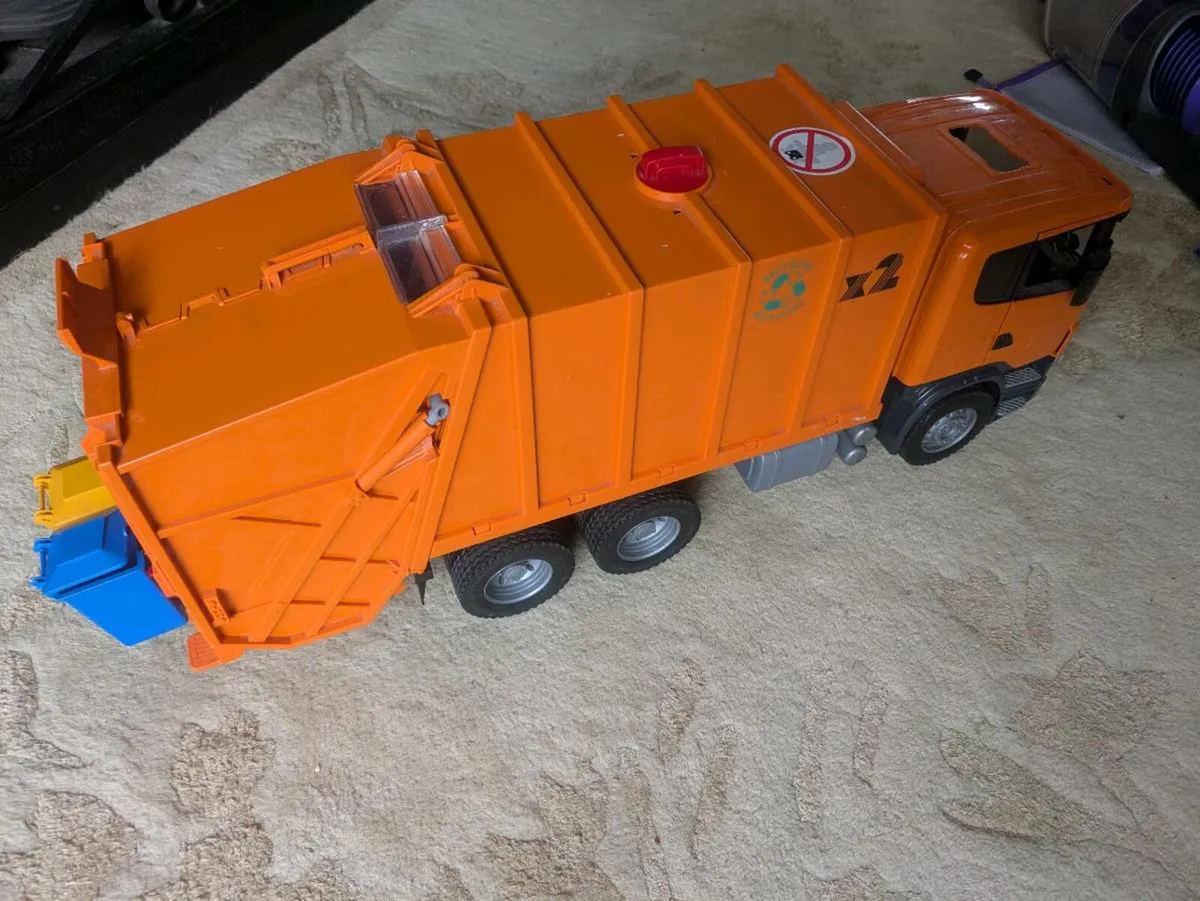 Bin lorry - Image 4