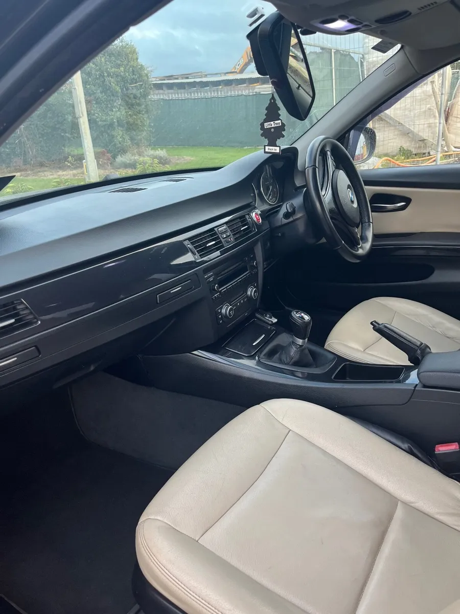 E90 BMW - Image 2