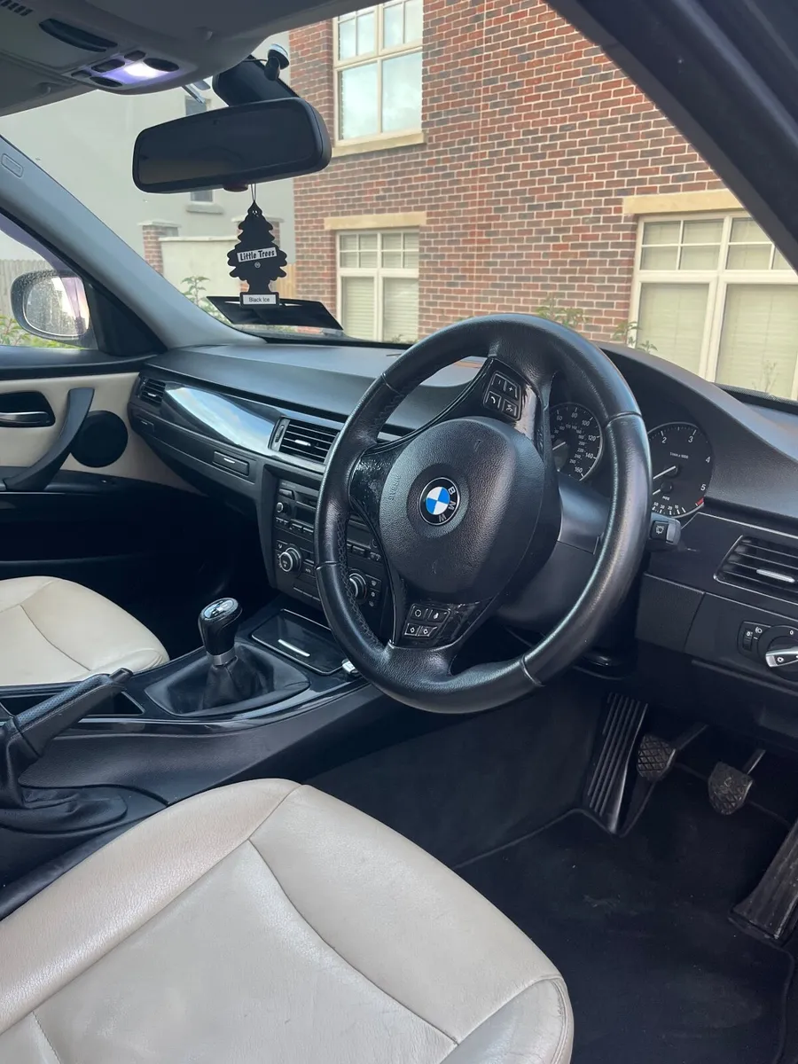 E90 BMW - Image 3