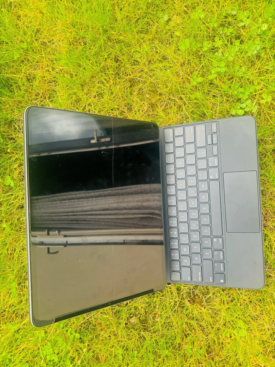 IPad Pro 12.9 inch 5th gen + Magic Keyboard - Image 1