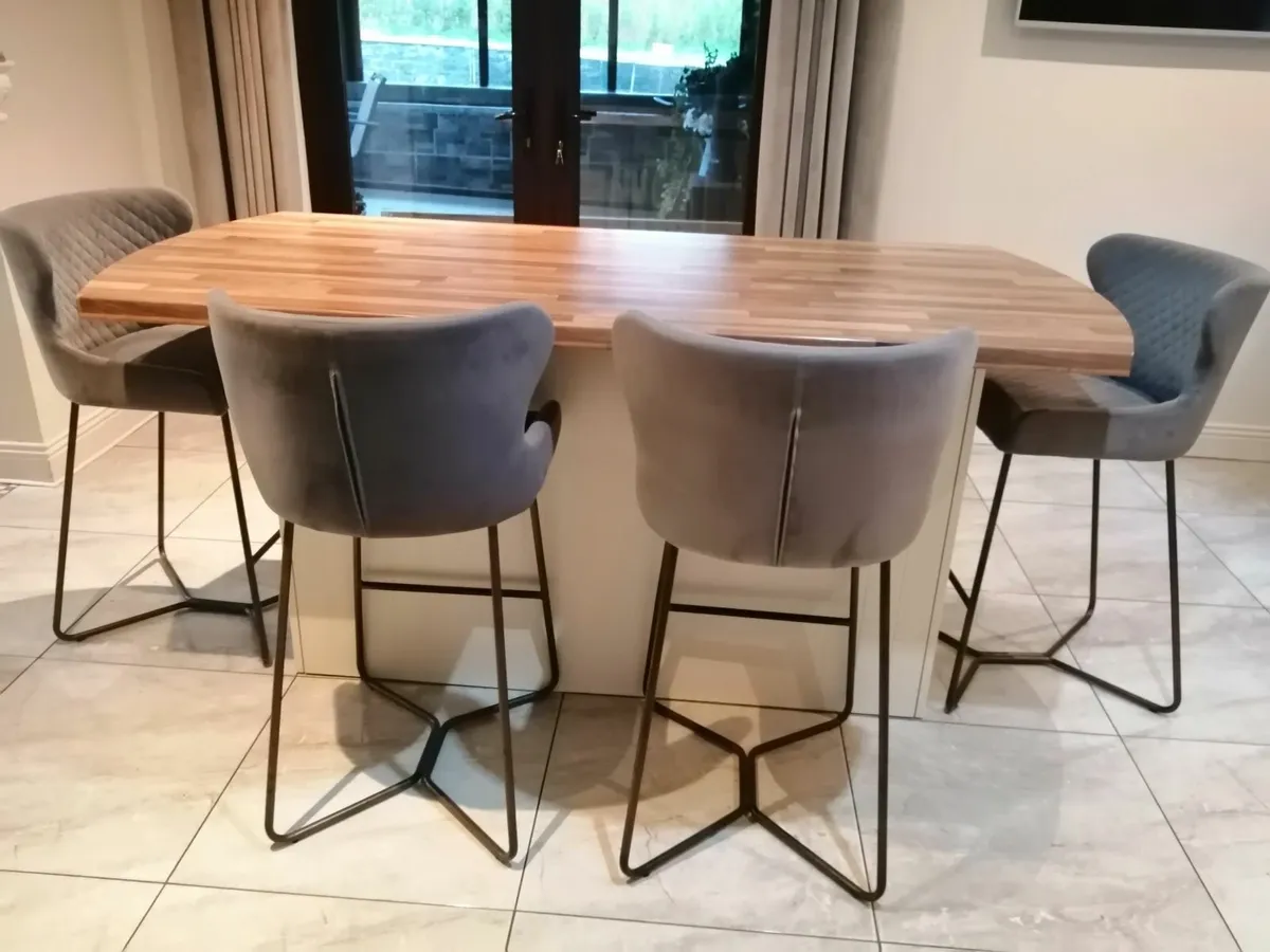 Kitchen island & chairs - Image 3