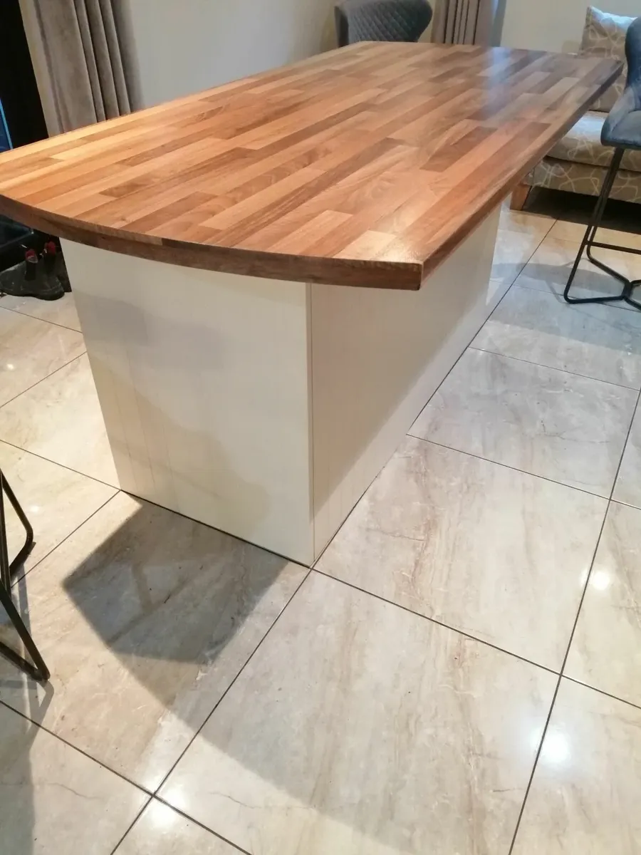Kitchen island & chairs - Image 4