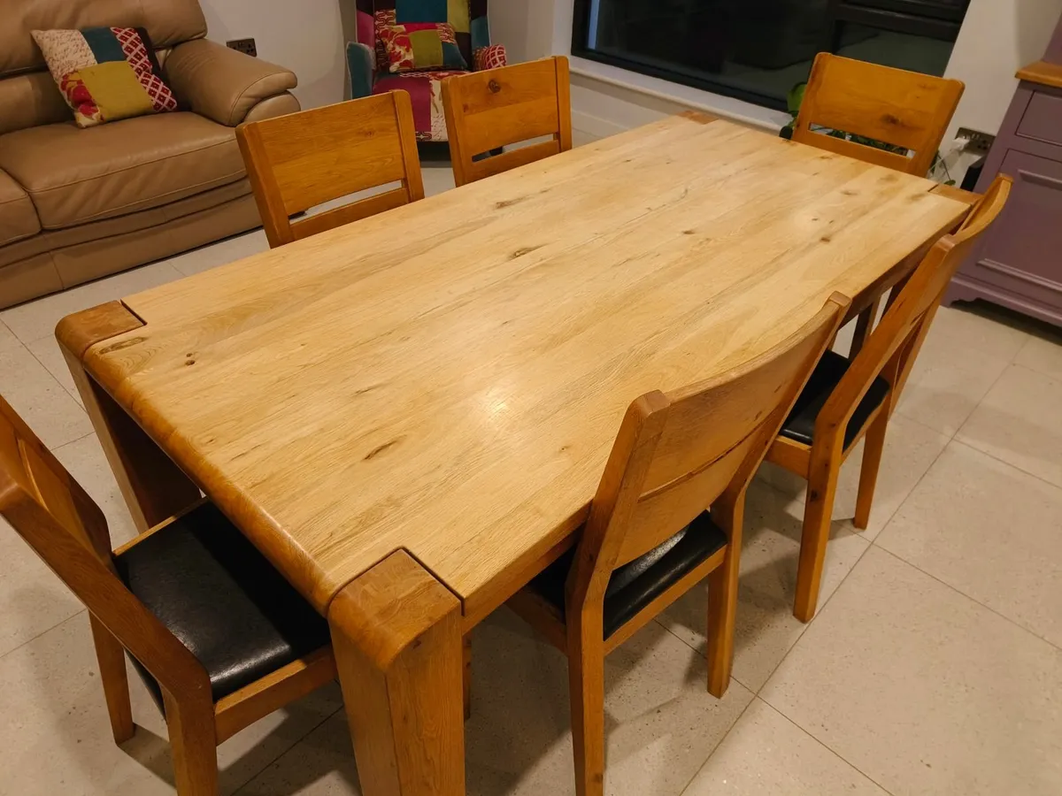 Table and chairs - Image 1