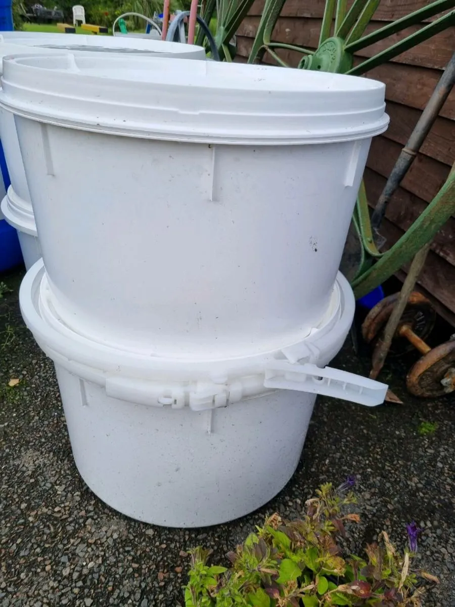 40L plastic barrels with clamped lids - Image 1