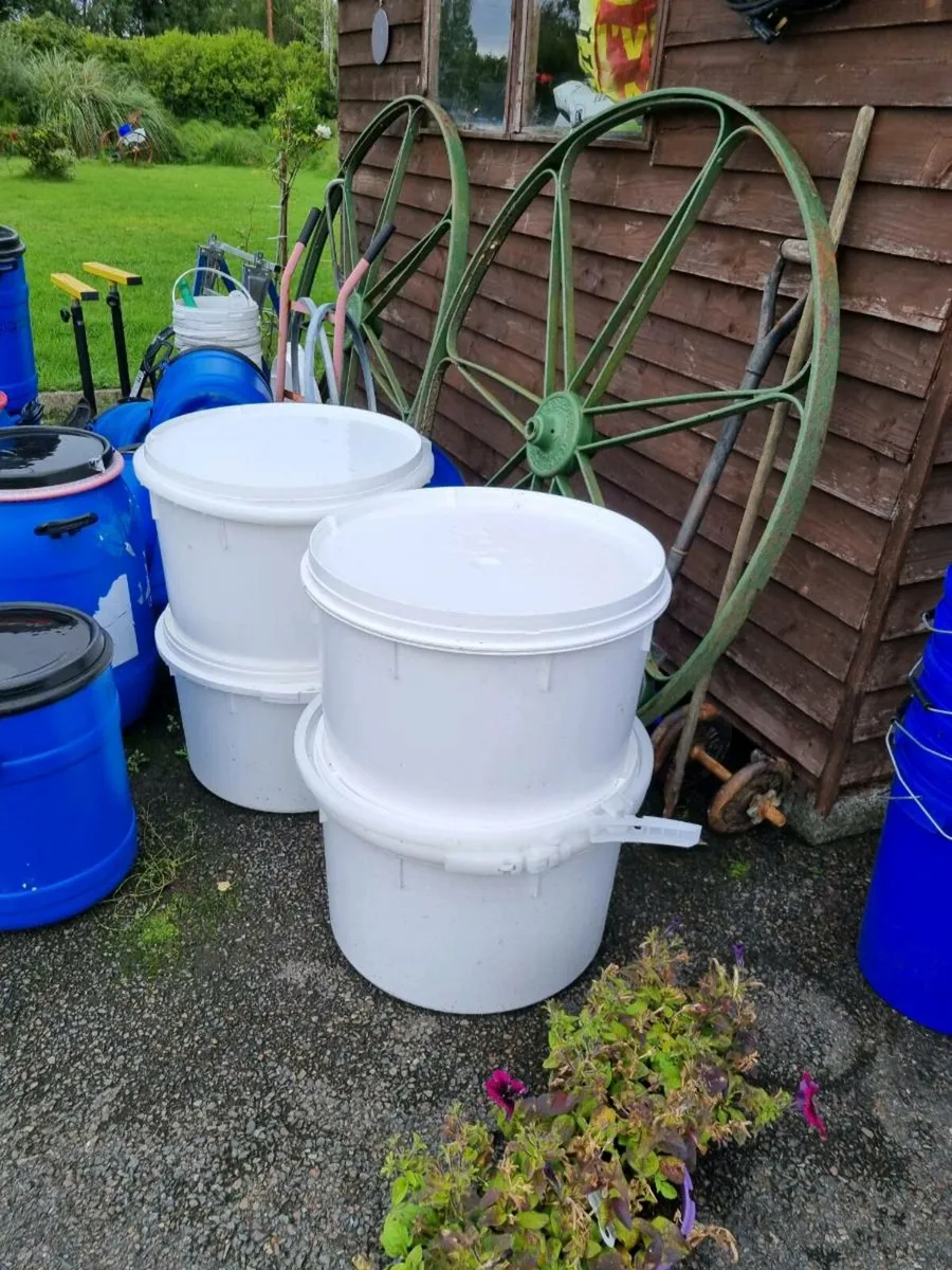 40L plastic barrels with clamped lids - Image 2