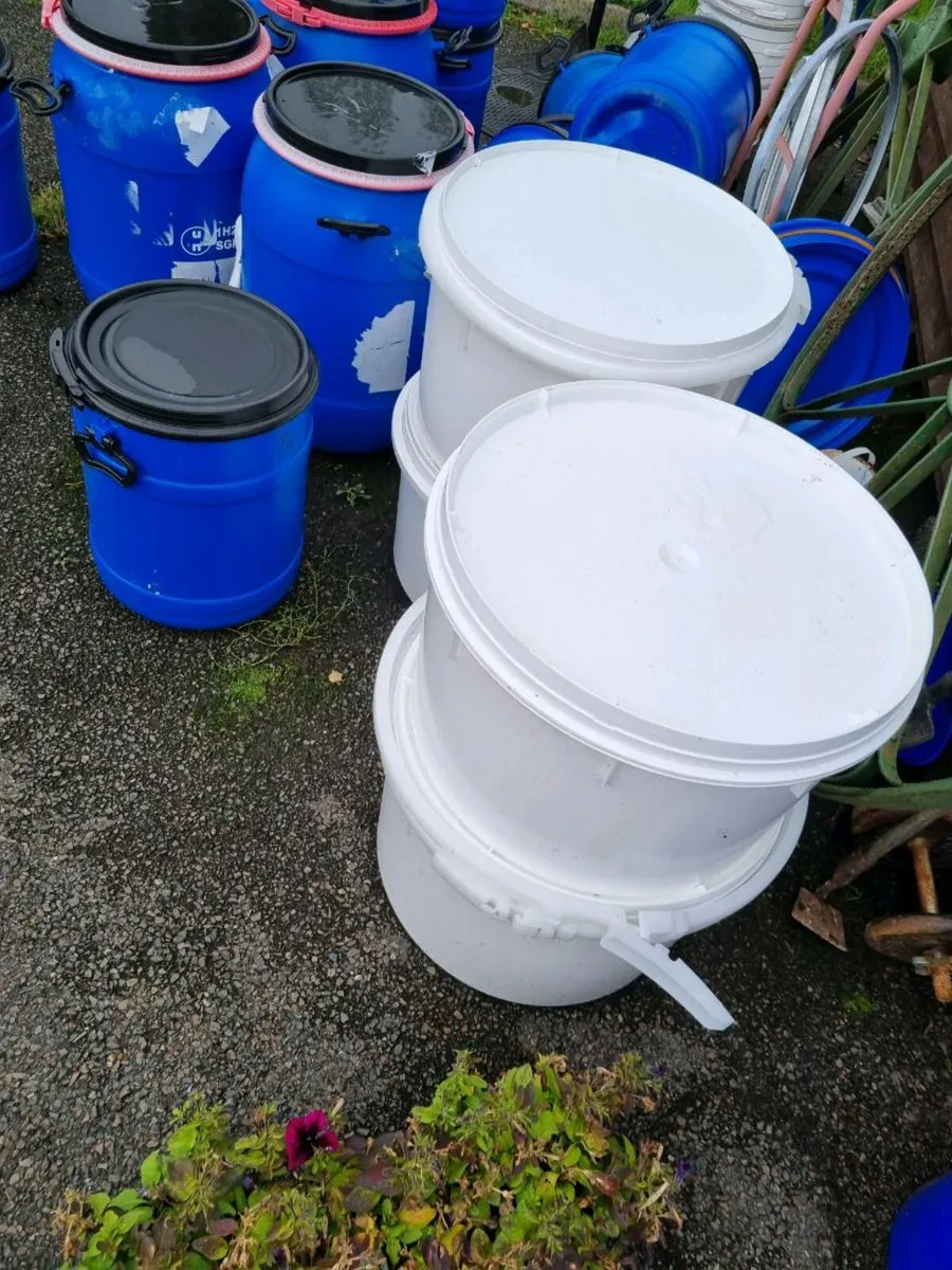 40L plastic barrels with clamped lids - Image 3