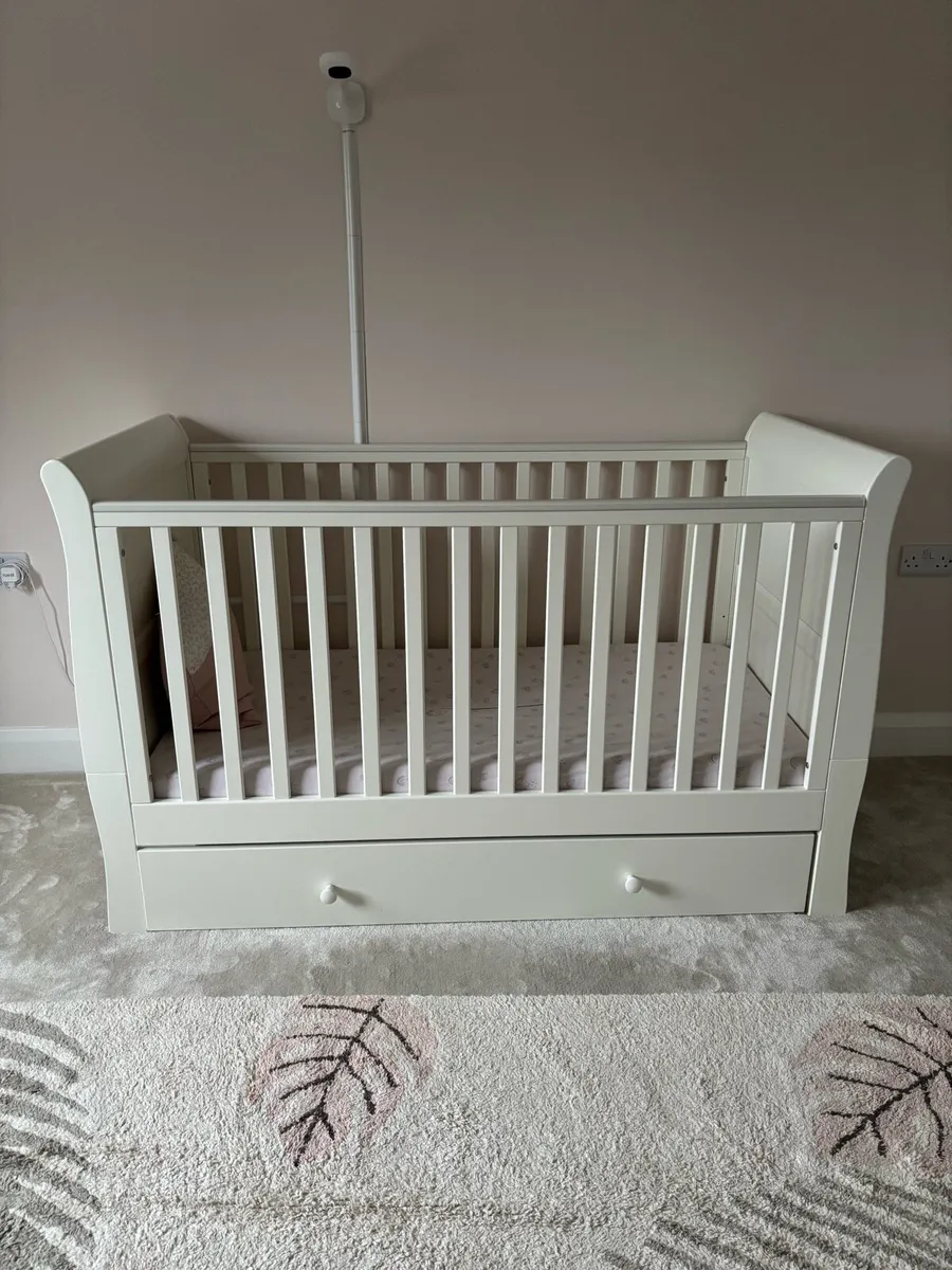 Mamas & Papas Mia Cot & Mia Dresser & Changing Uni - Image 1