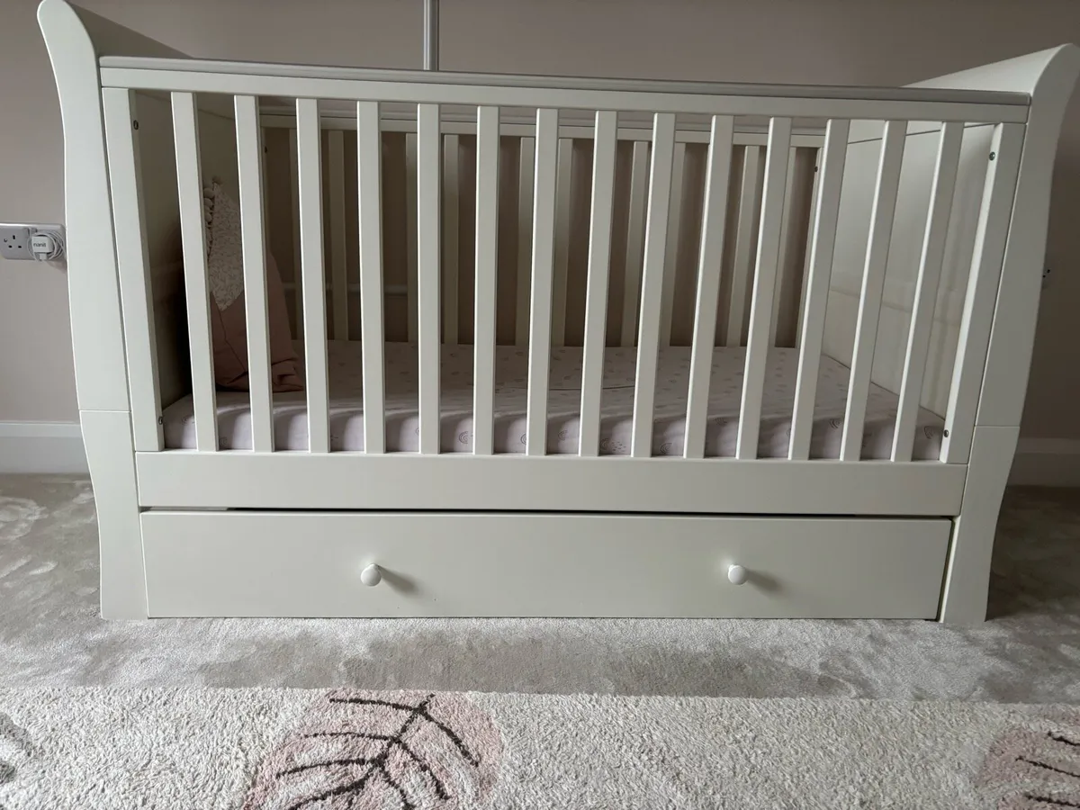 Mamas & Papas Mia Cot & Mia Dresser & Changing Uni - Image 4