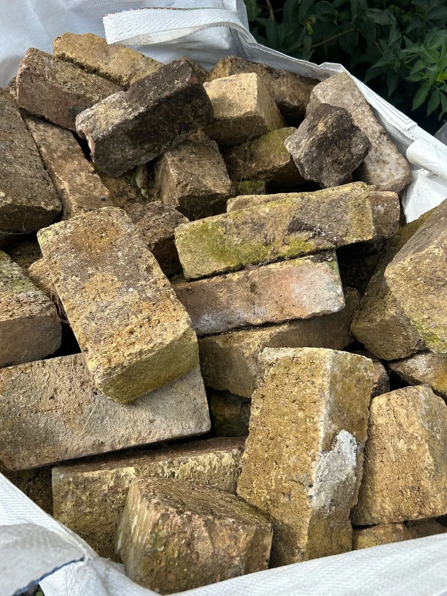 Yellow brick - Image 1