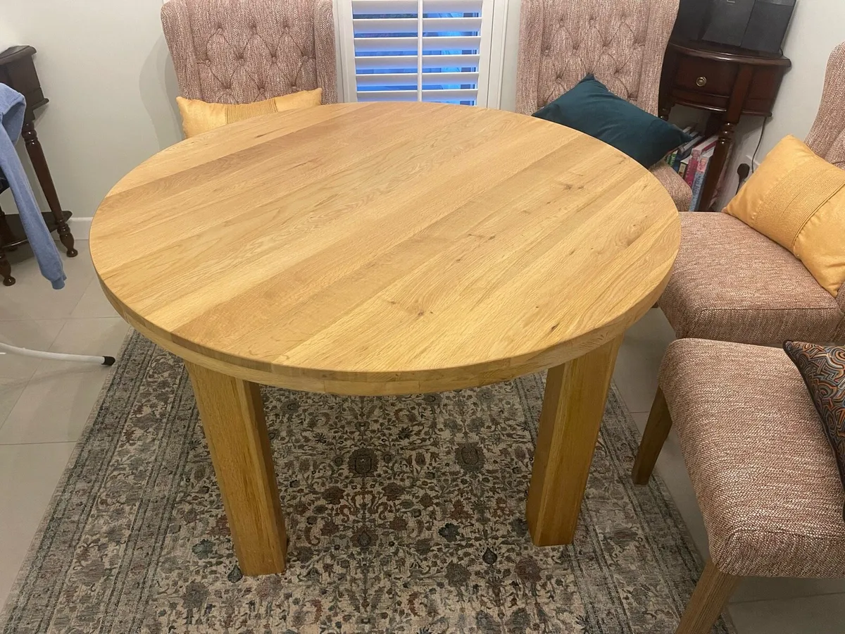 Round kitchen table