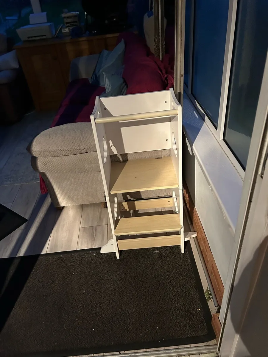 Tower step stool for toddlers - Image 1