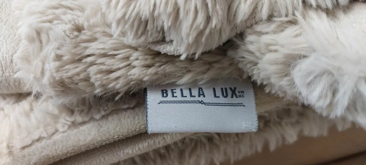 A throw blanket - Image 1
