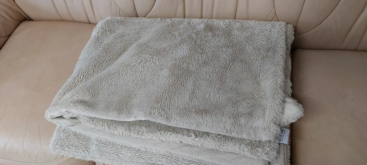 A throw blanket - Image 2