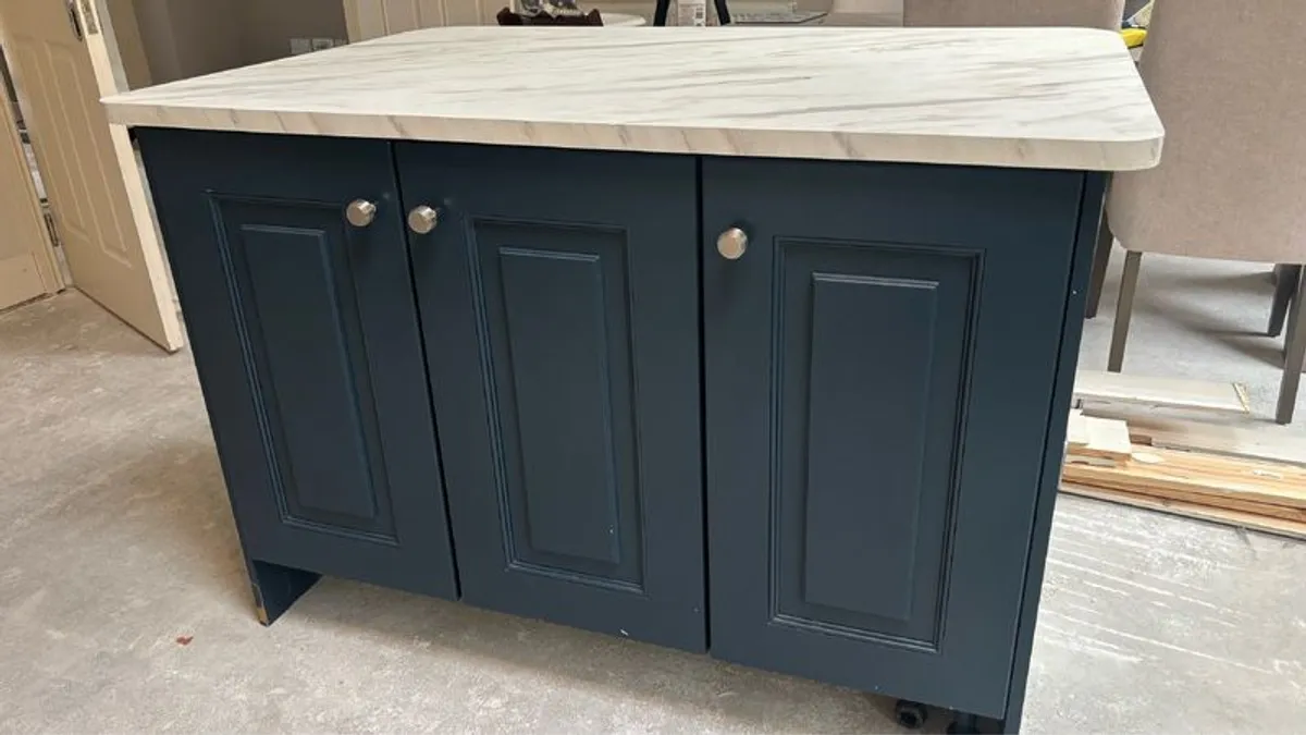 Kitchen Island - Image 1