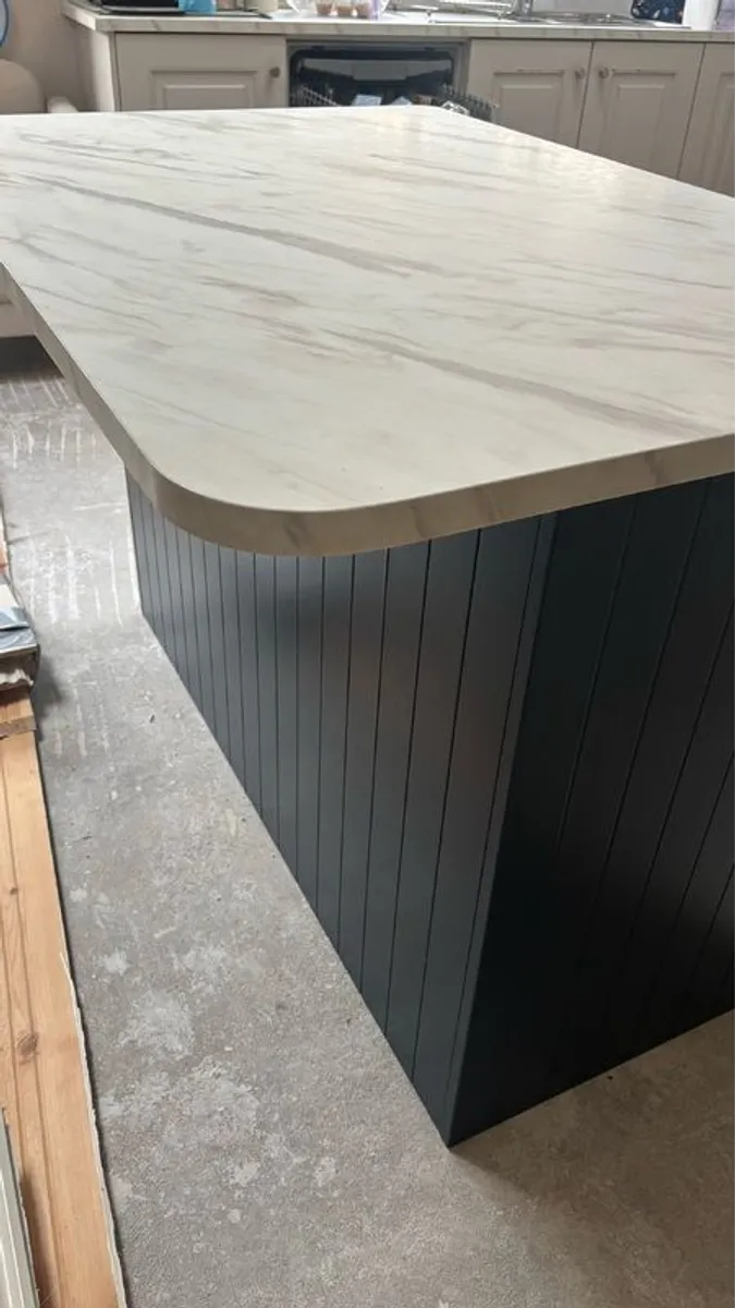 Kitchen Island - Image 4