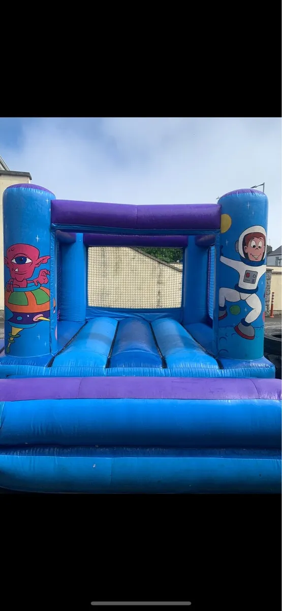 Bouncy castle - Image 1