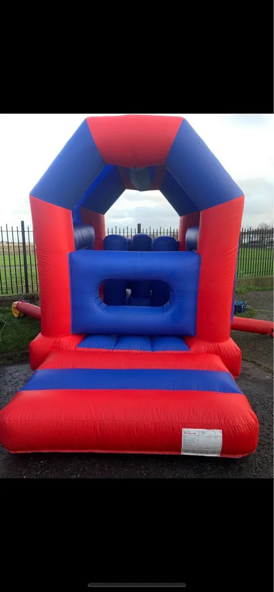 Bouncy castle - Image 2