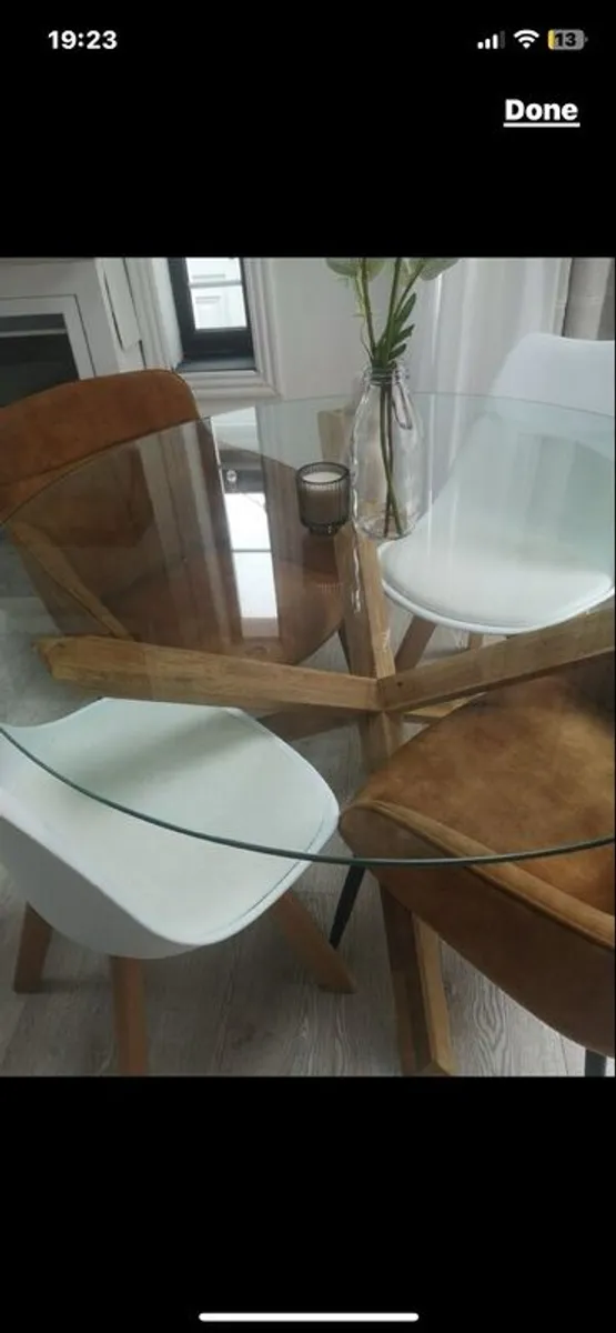 Round glass dinning table - Image 1